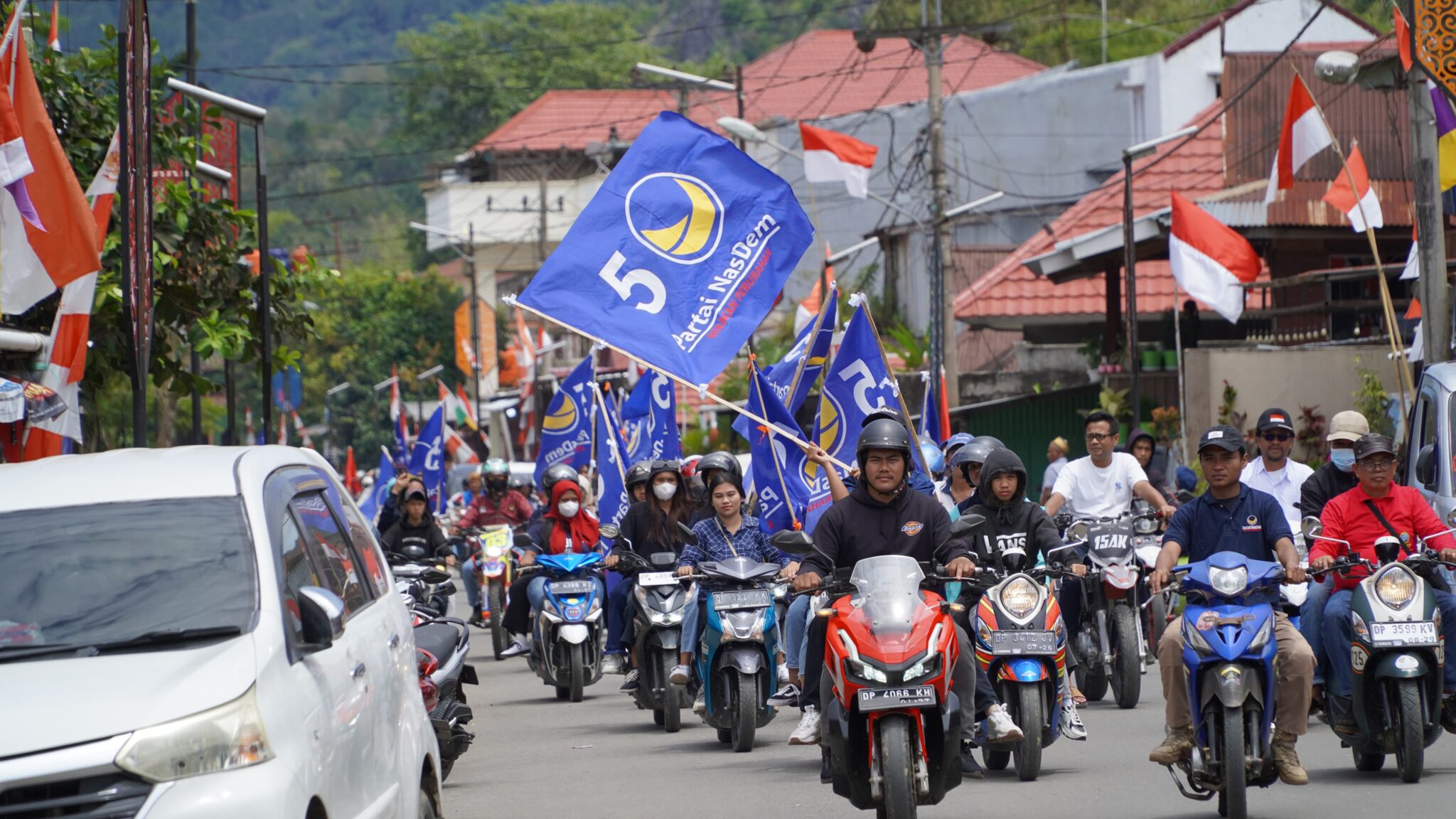 Simpatisan Partai NasDem Toraja Utara Kawal Dedy-Andrew Mendaftar di KPU