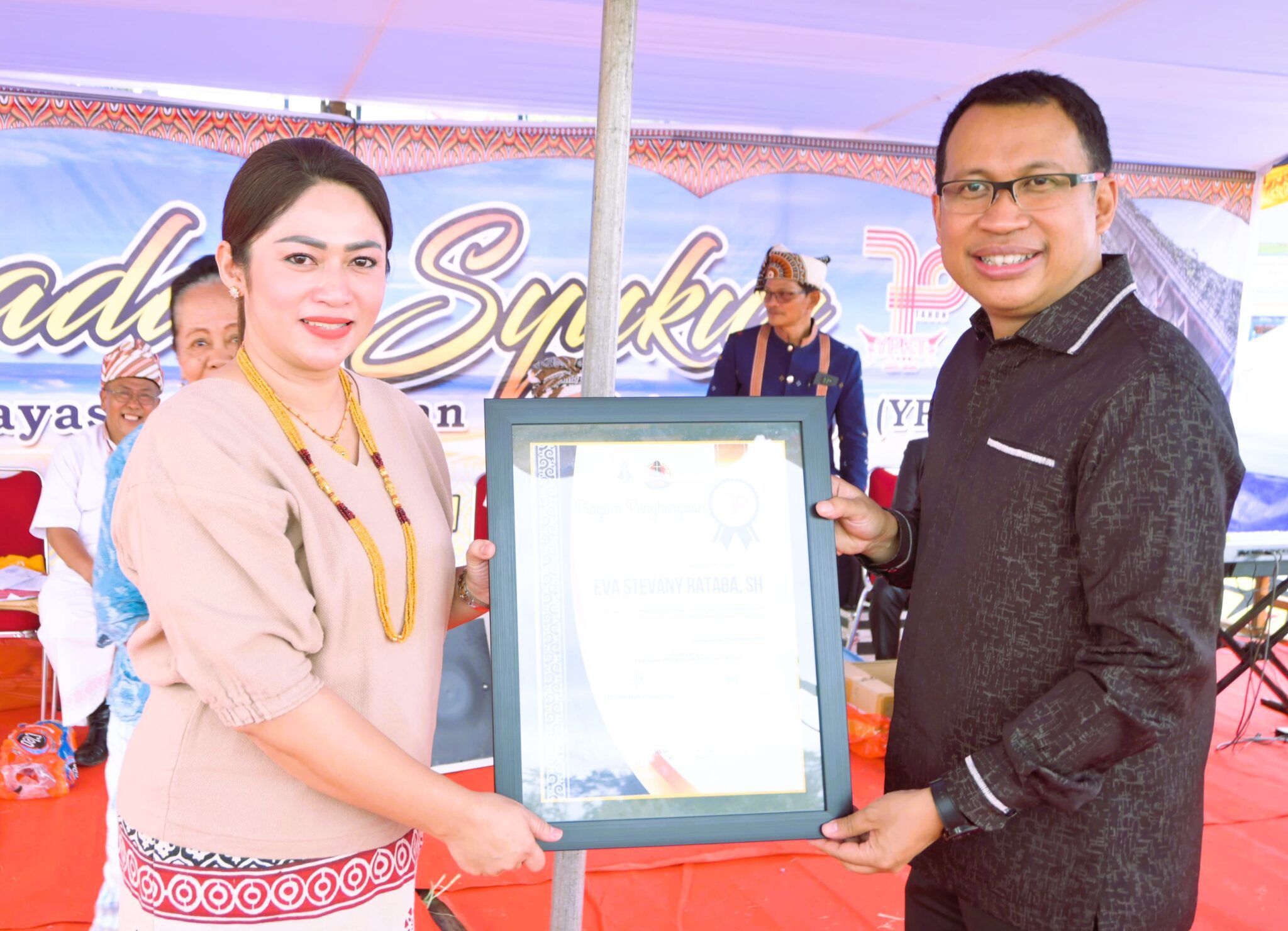 Eva Rataba Raih Penghargaan YPKT untuk Dedikasi di Bidang Pendidikan di Toraja