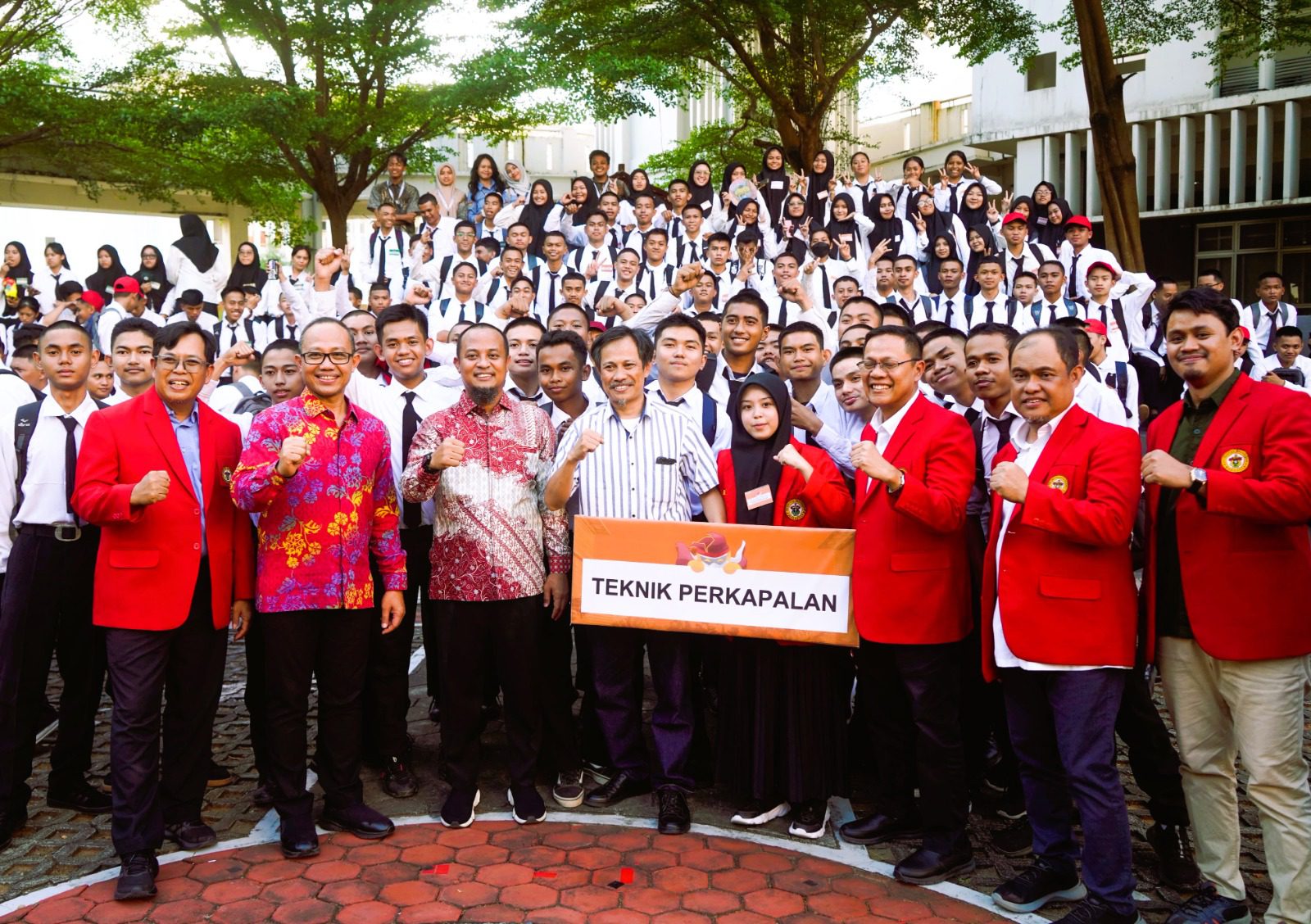 Andi Sudirman Berbagi Pengalaman dan Inspirasi di Depan Ribuan Mahasiswa Baru Teknik Unhas