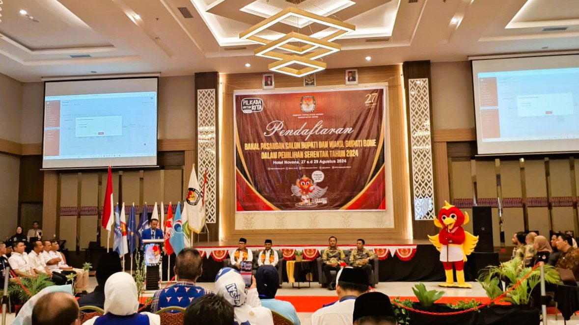 Pasangan Beramal Daftar di KPU Bone Dikawal Ribuan Pendukung dan Tokoh Politik