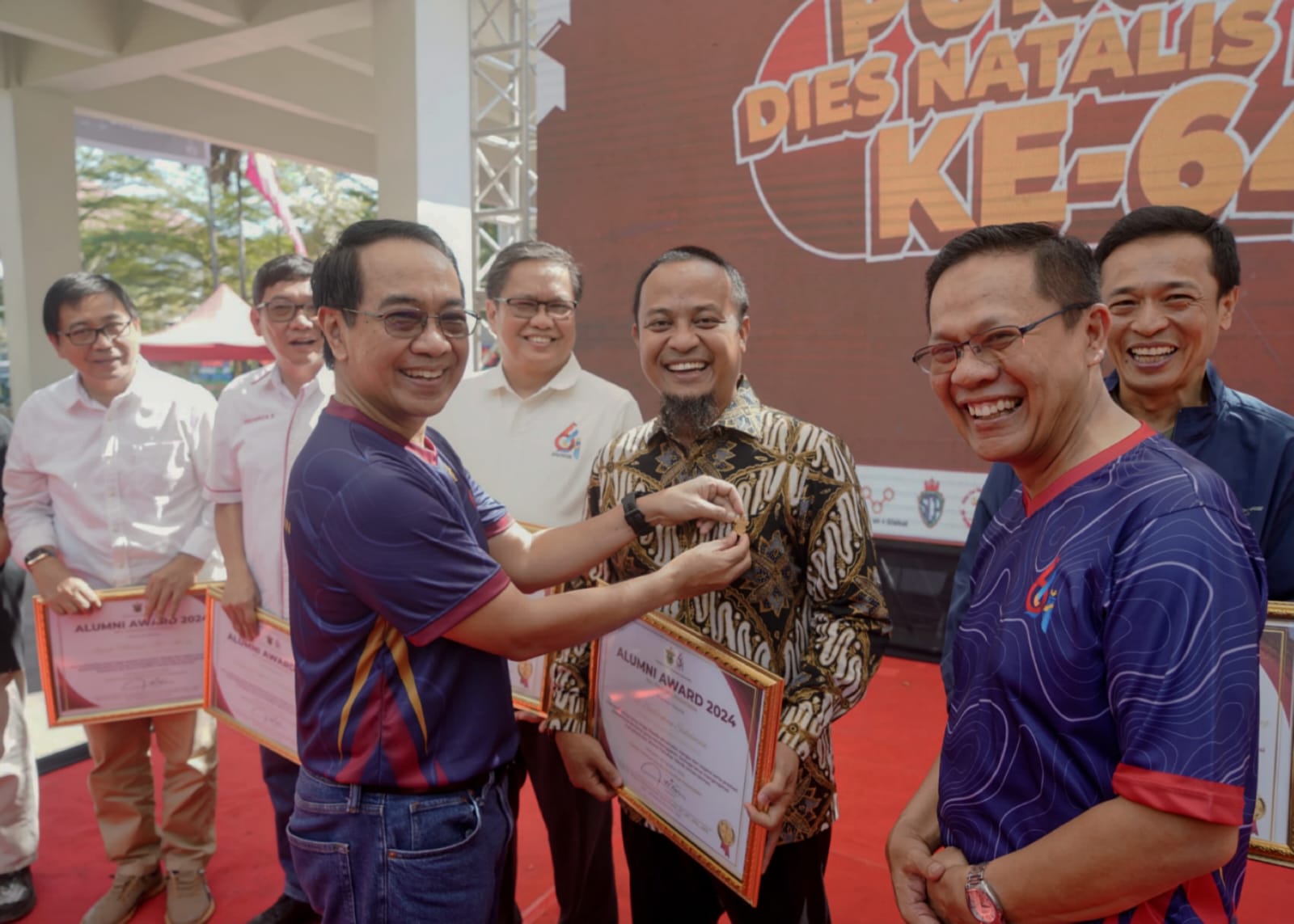 Andi Sudirman Sulaiman Raih Penghargaan Alumni Award dari Fakultas Teknik Unhas