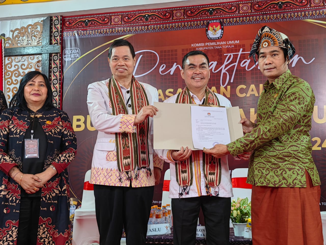 Daftar ke KPU, Pasangan Zadrak-Erianto Dikawal Ribuan Simpatisan