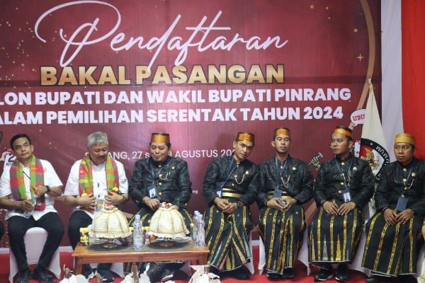 Unik! KPU Pinrang Sambut Pendaftar Pilkada 2024 dengan Baju Adat Bugis