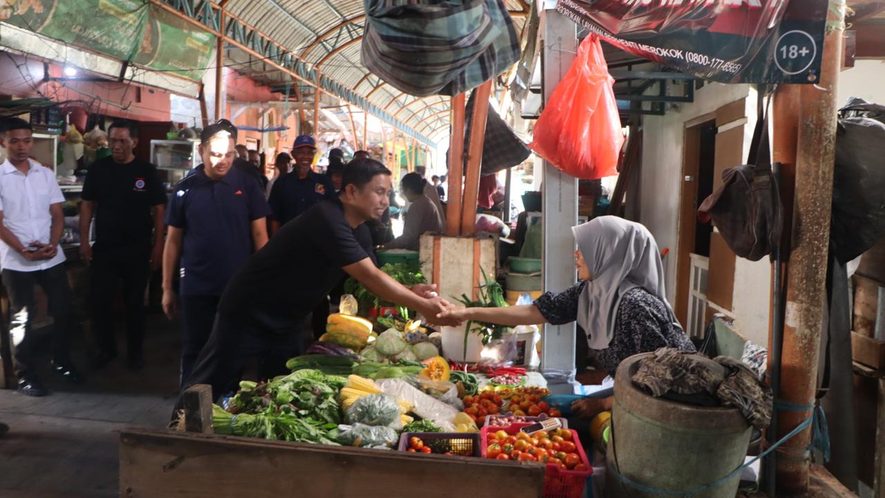 Blusukan di Pasar Labukkang, Tasming Hamid: Komitmen Tingkatkan Ekonomi Pedagang Tradisional 1 Blusukan di Pasar Labukkang, Tasming Hamid: Komitmen Tingkatkan Ekonomi Pedagang Tradisional