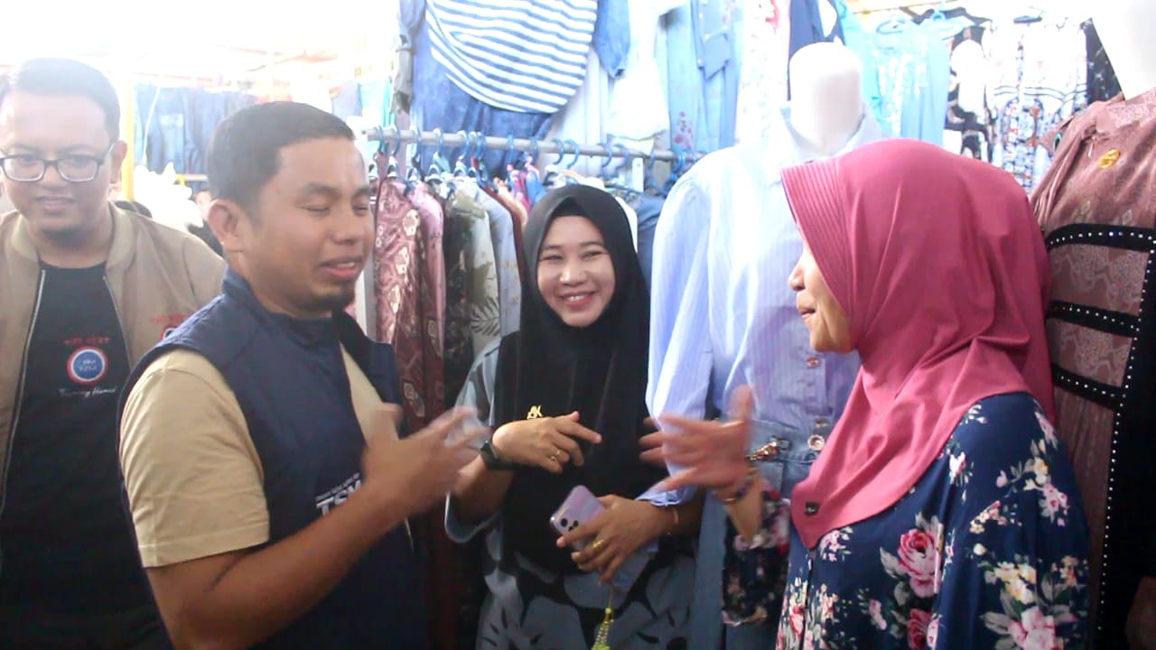 Blusukan di Pasar Sumpang, Nenek Cica Sebut Tasming Pemimpin “Baik, Cerdas, dan Berwibawa”