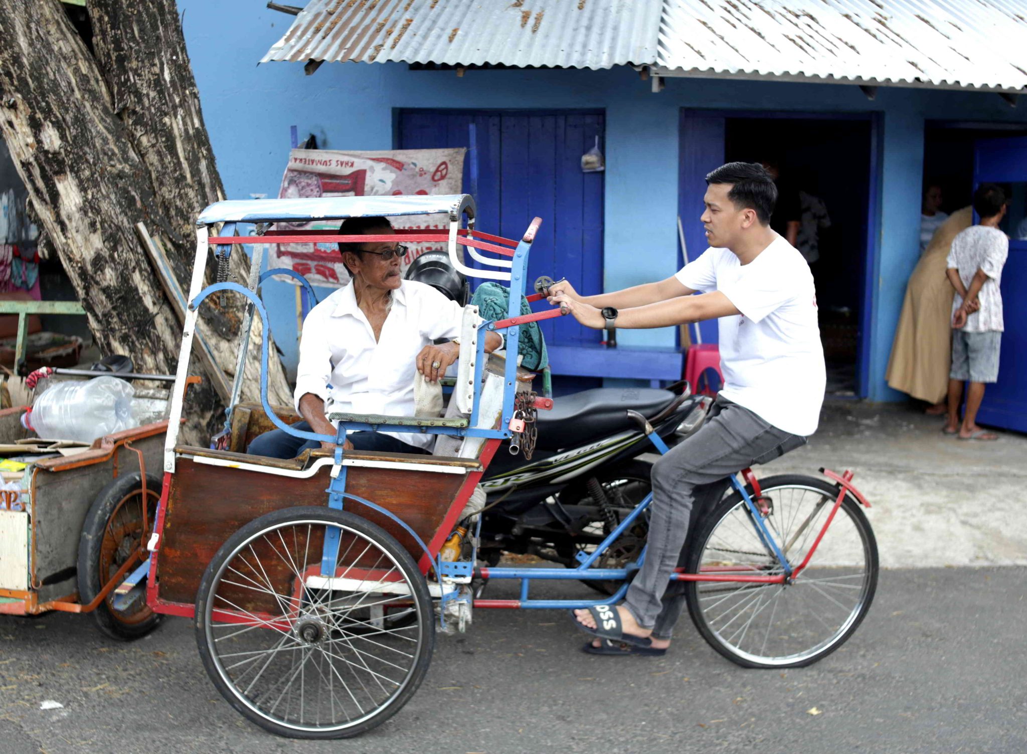 ANH Sempatkan Silaturahmi dengan Tukang Becak Lansia Sebelum Sholat Jumat 1 ANH Sempatkan Silaturahmi dengan Tukang Becak Lansia Sebelum Sholat Jumat
