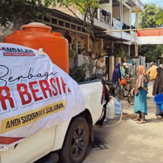 Andalan Sulsel Peduli Bersama AAS Community Salurkan Bantuan Air Bersih di Kota Makassar