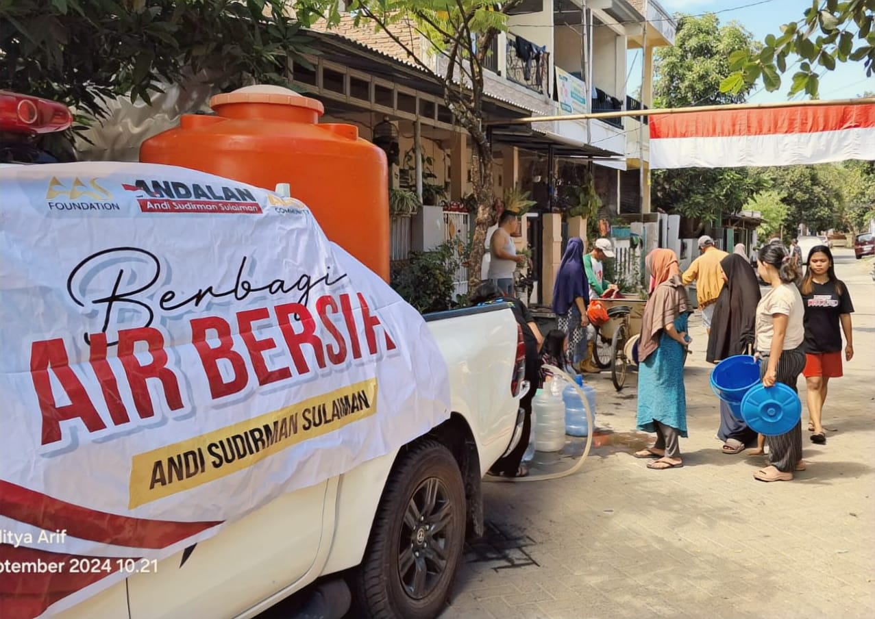 Andalan Sulsel Peduli Bersama AAS Community Salurkan Bantuan Air Bersih di Kota Makassar