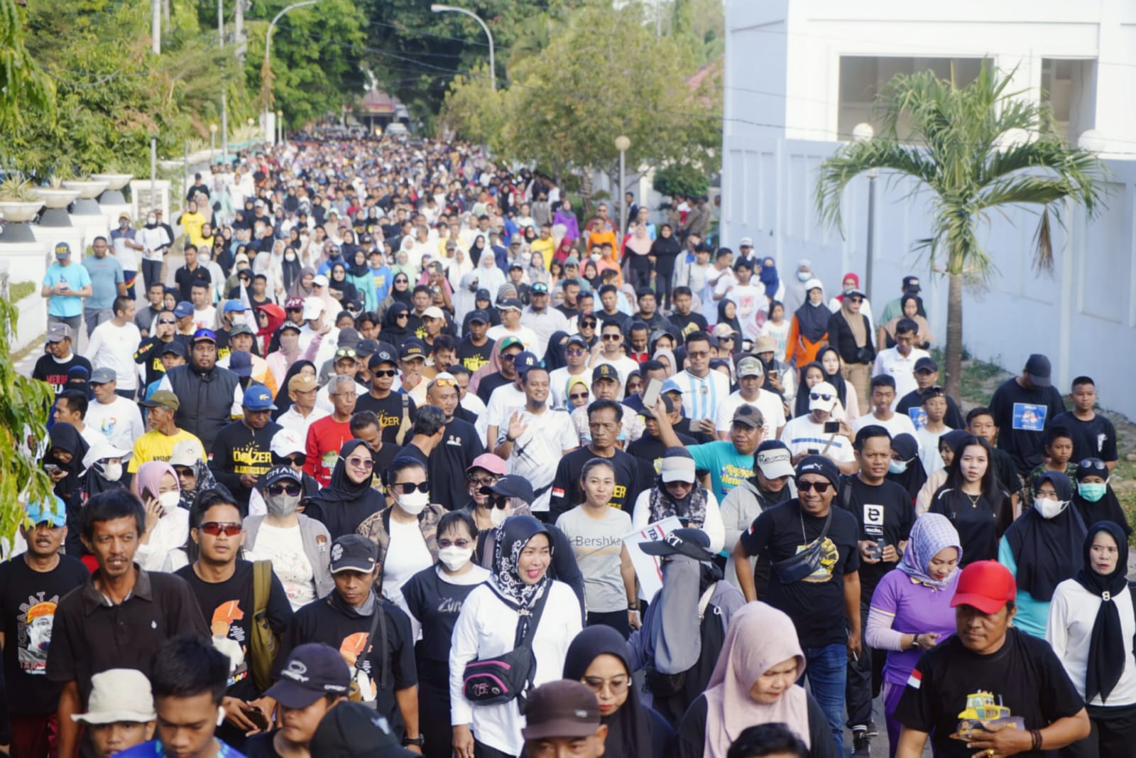 Puluhan Ribu Warga Takalar Ikuti Jalan Sehat “Anti Mager” Bersama Andalan-Hati
