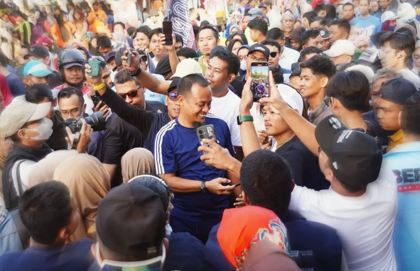 Puluhan Ribu Warga Gowa Hadiri Jalan Sehat Anti Mager 2 Puluhan Ribu Warga Gowa Hadiri Jalan Sehat Anti Mager
