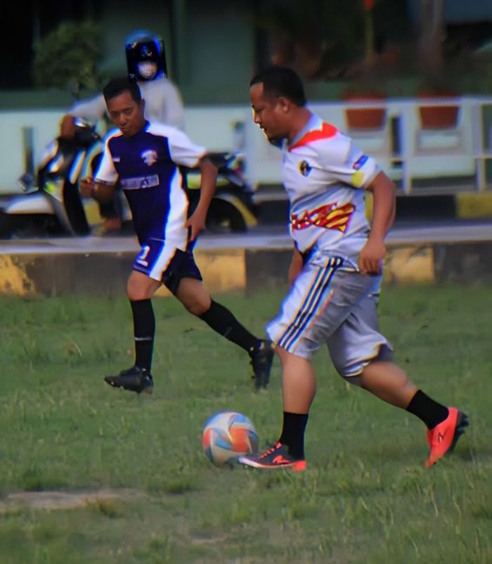 Andi Sudirman Main Sepak Bola dengan Warga Palopo 2 Andi Sudirman Main Sepak Bola dengan Warga Palopo