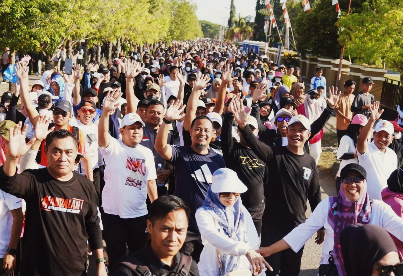 Puluhan Ribu Warga Luwu Ikuti Jalan Sehat Anti Mager Bersama Andi Sudirman
