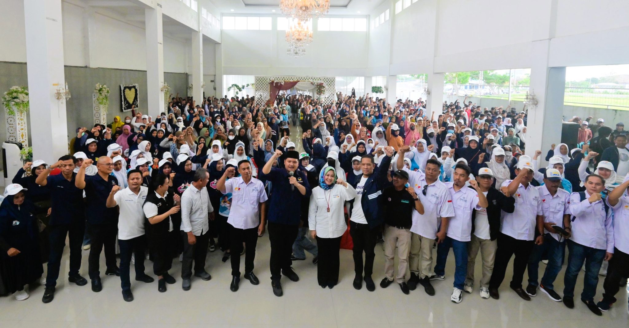 Ribuan Warga Sambut Fatmawati di Belopa, Dukung Andalan Hati untuk Sulsel Maju 2 Ribuan Warga Sambut Fatmawati di Belopa, Dukung Andalan Hati untuk Sulsel Maju