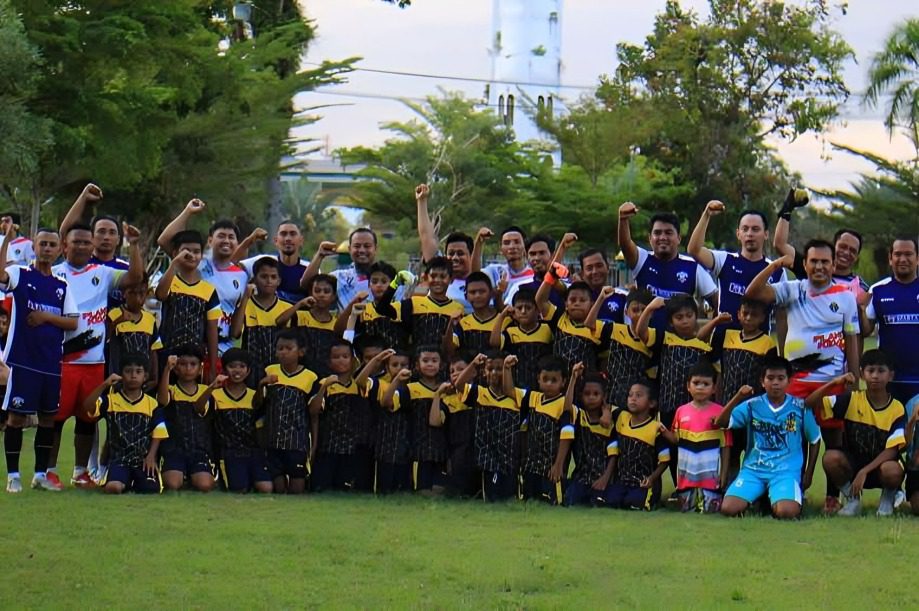 Andi Sudirman Main Sepak Bola dengan Warga Palopo