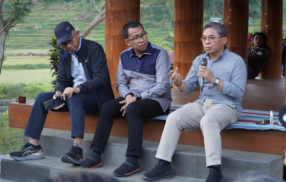 Datang di Tongkonan Sangullele, Wamen LHK Ajak Masyarakat Toraja Cintai Hulu Sungai