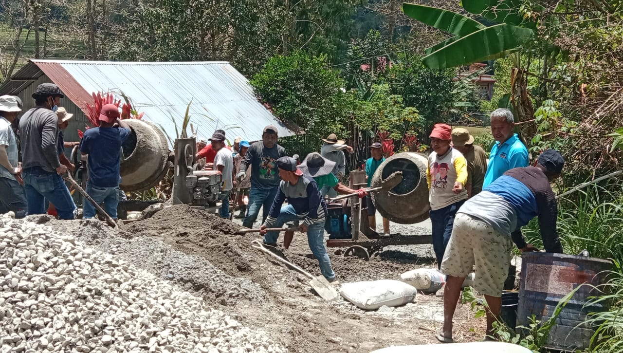 Sinergi dengan Pemda, Yayasan Sinar Kasih Toraja Perbaiki Jalan Rusak di Lemo
