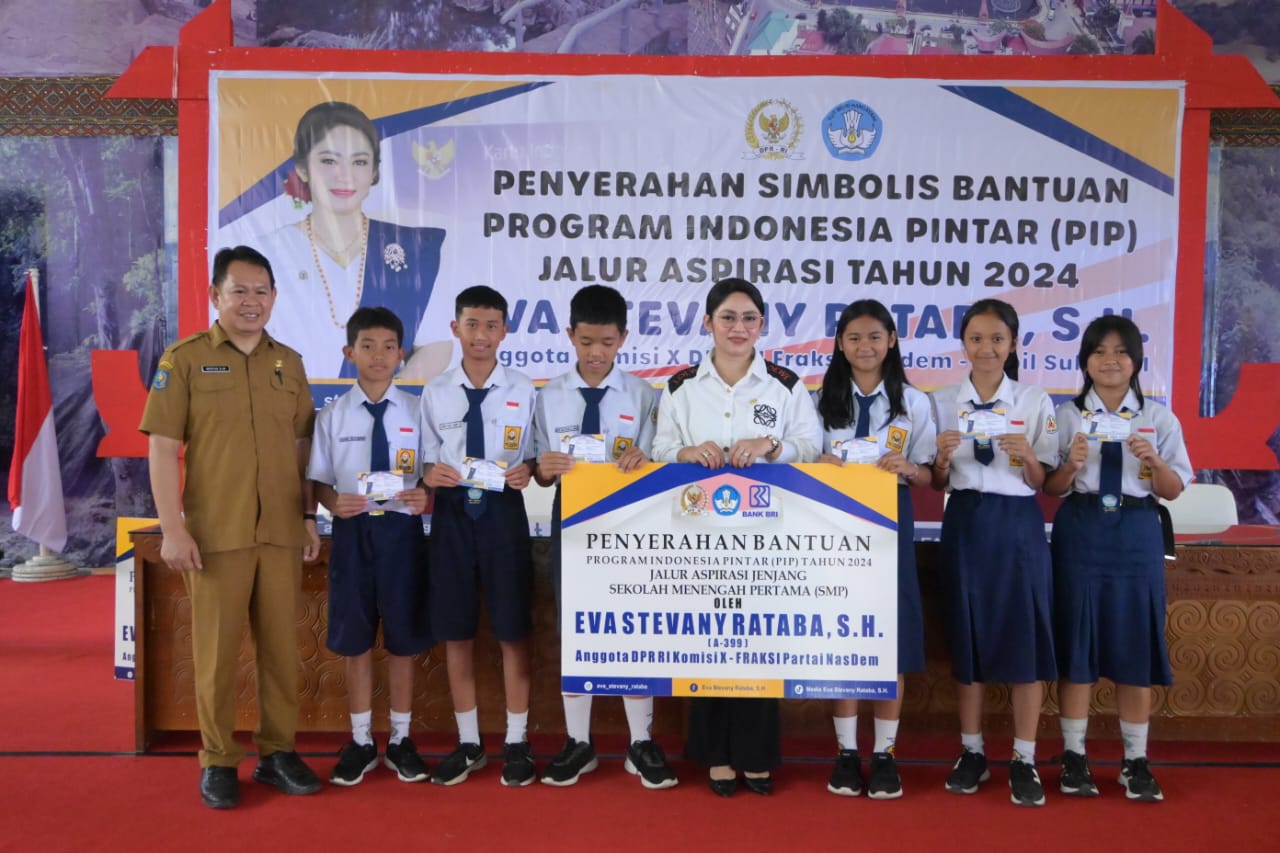 Eva Stevany Rataba Kembali Salurkan Beasiswa Bagi 2.995 Pelajar se-Kecamatan Makale
