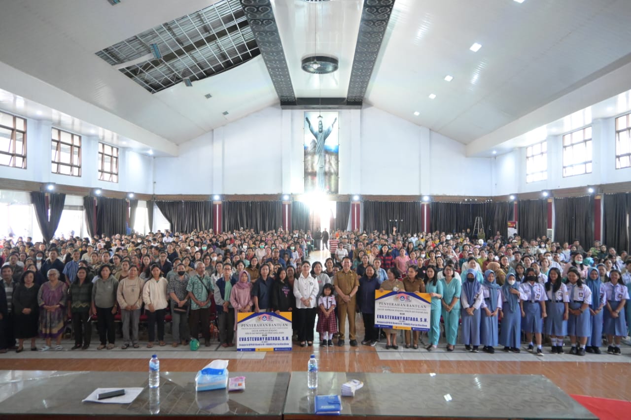 Eva Stevany Rataba Kembali Salurkan Beasiswa Bagi 2.995 Pelajar se-Kecamatan Makale
