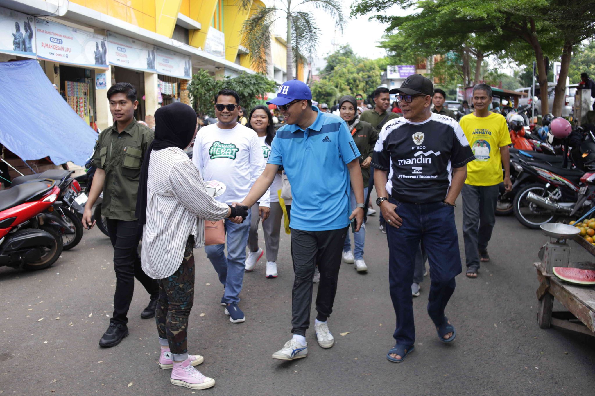 Andi Nurhaldin Blusukan di Sumpang, Pedagang Ikan Berebut Sambut dengan Antusias