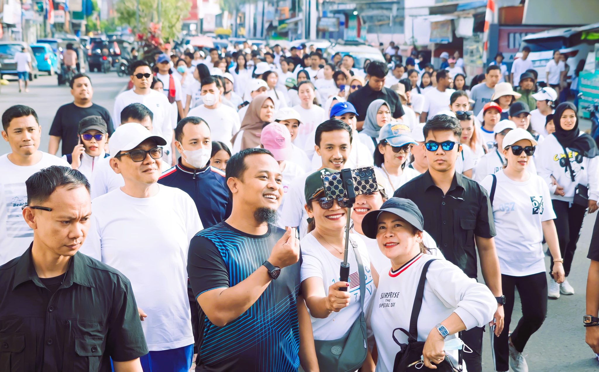 Andi Sudirman Ikut Jalan Sehat Anti Mager Bersama Ribuan Warga Rantepao 2 Andi Sudirman Ikut Jalan Sehat Anti Mager Bersama Ribuan Warga Rantepao