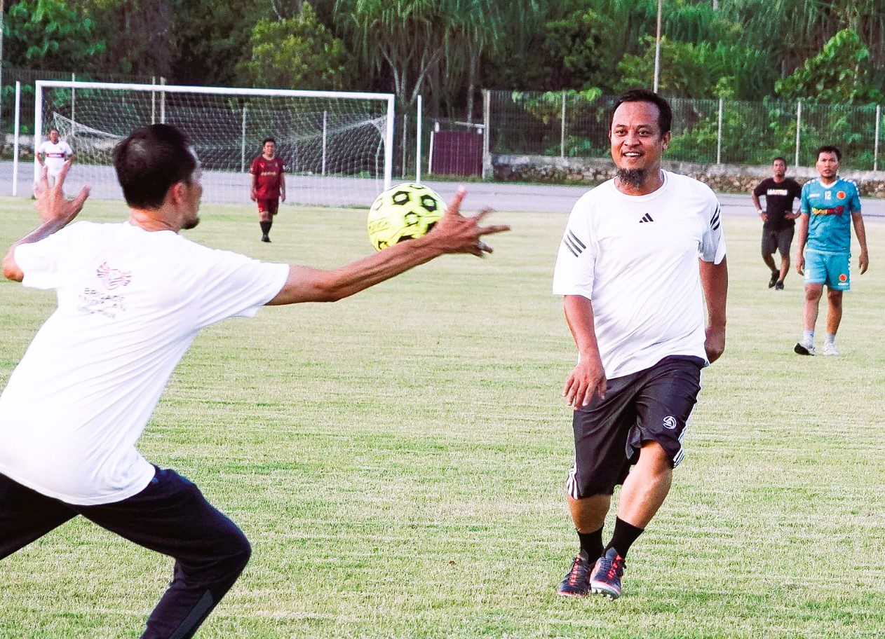 Keseruan dan Keakraban Andi Sudirman dengan Warga dalam Pertandingan Bola di Luwu Timur