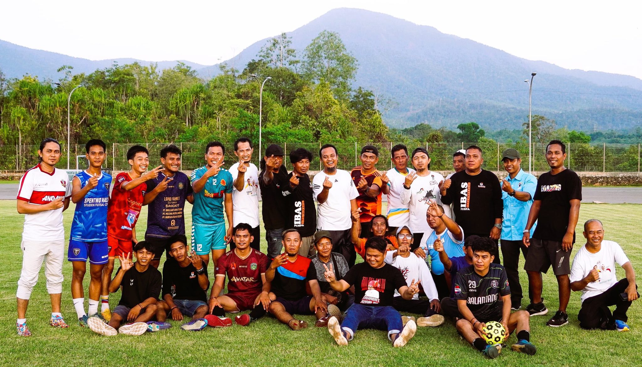 Keseruan dan Keakraban Andi Sudirman dengan Warga dalam Pertandingan Bola di Luwu Timur