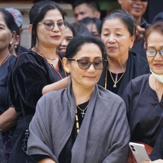Yuniana Mulyana Melayat ke Rumah Duka Almarhum Pdt. Agustinus Pabontong