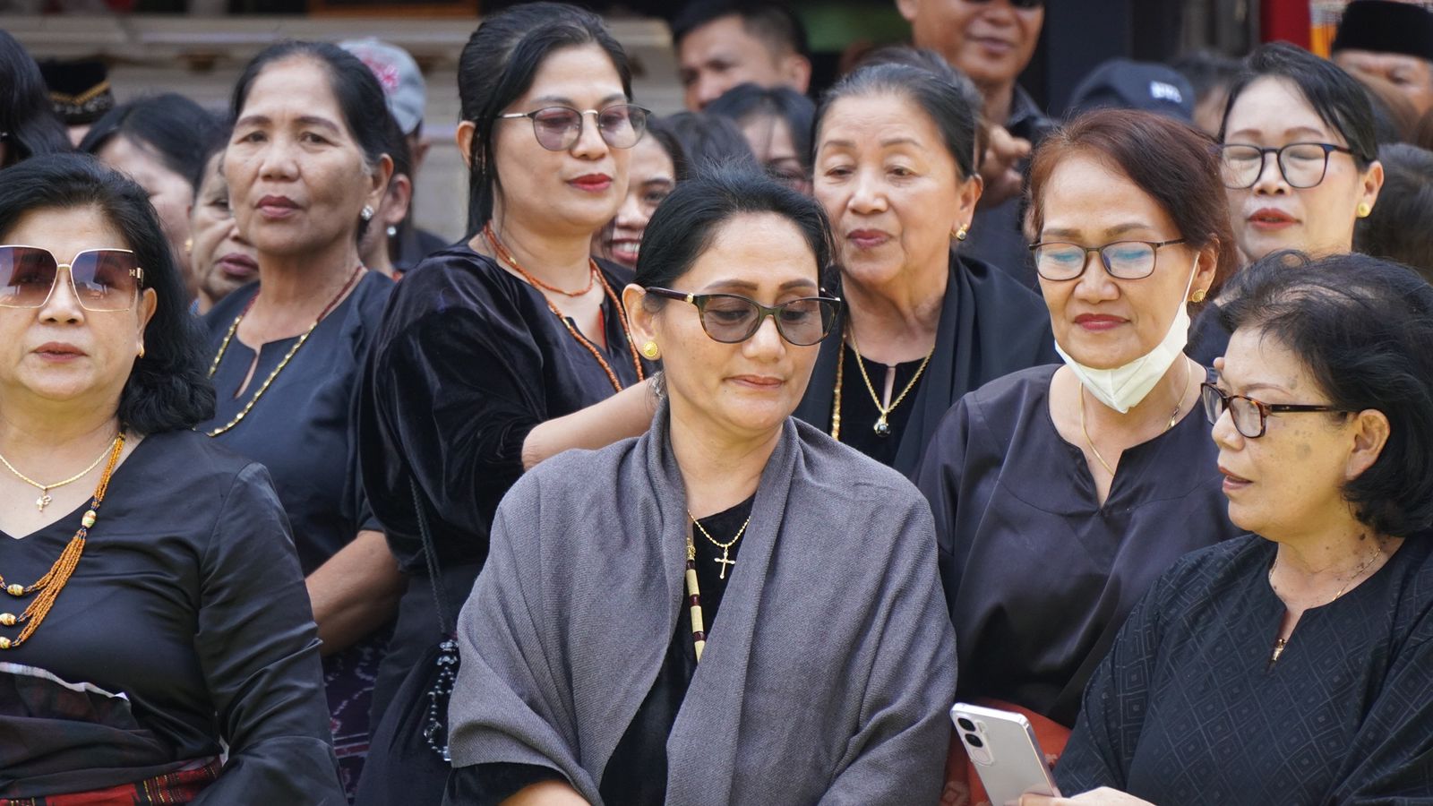 Yuniana Mulyana Melayat ke Rumah Duka Almarhum Pdt. Agustinus Pabontong