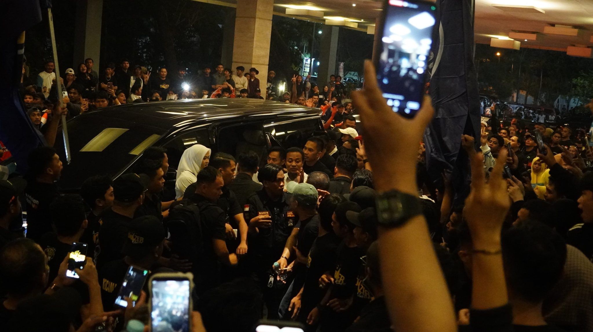 “Andalan Hati, Nomor 2, Menang!” Menggema Sambut Andi Sudirman-Fatmawati di Lokasi Debat 1 “Andalan Hati, Nomor 2, Menang!” Menggema Sambut Andi Sudirman-Fatmawati di Lokasi Debat