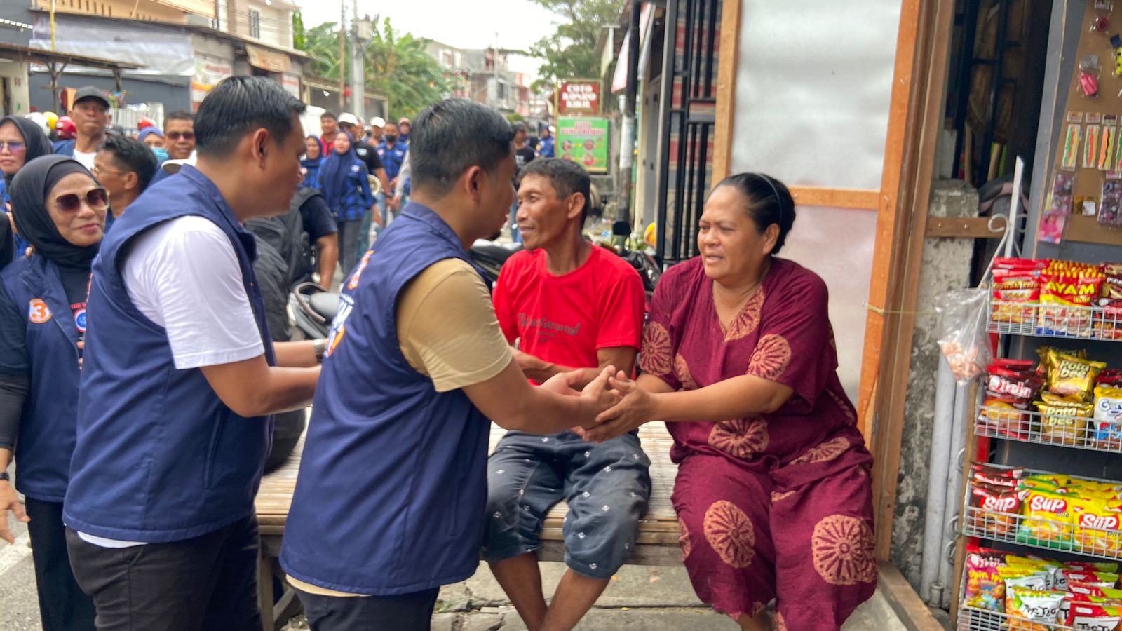 Blusukan ke Watang Soreang, Tasming-Hermanto Disambut Antusias Warga Jalan Menara