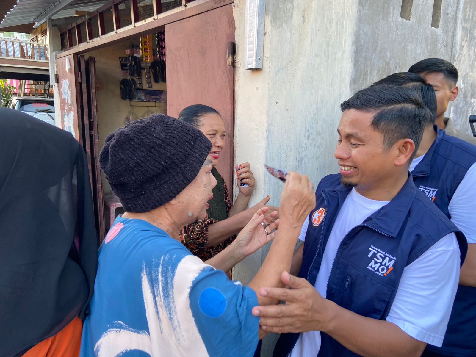 Berinteraksi Tanpa Sekat, Tasming-Hermanto Blusukan Dengar Aspirasi Warga Watang Soreang 1 Berinteraksi Tanpa Sekat, Tasming-Hermanto Blusukan Dengar Aspirasi Warga Watang Soreang