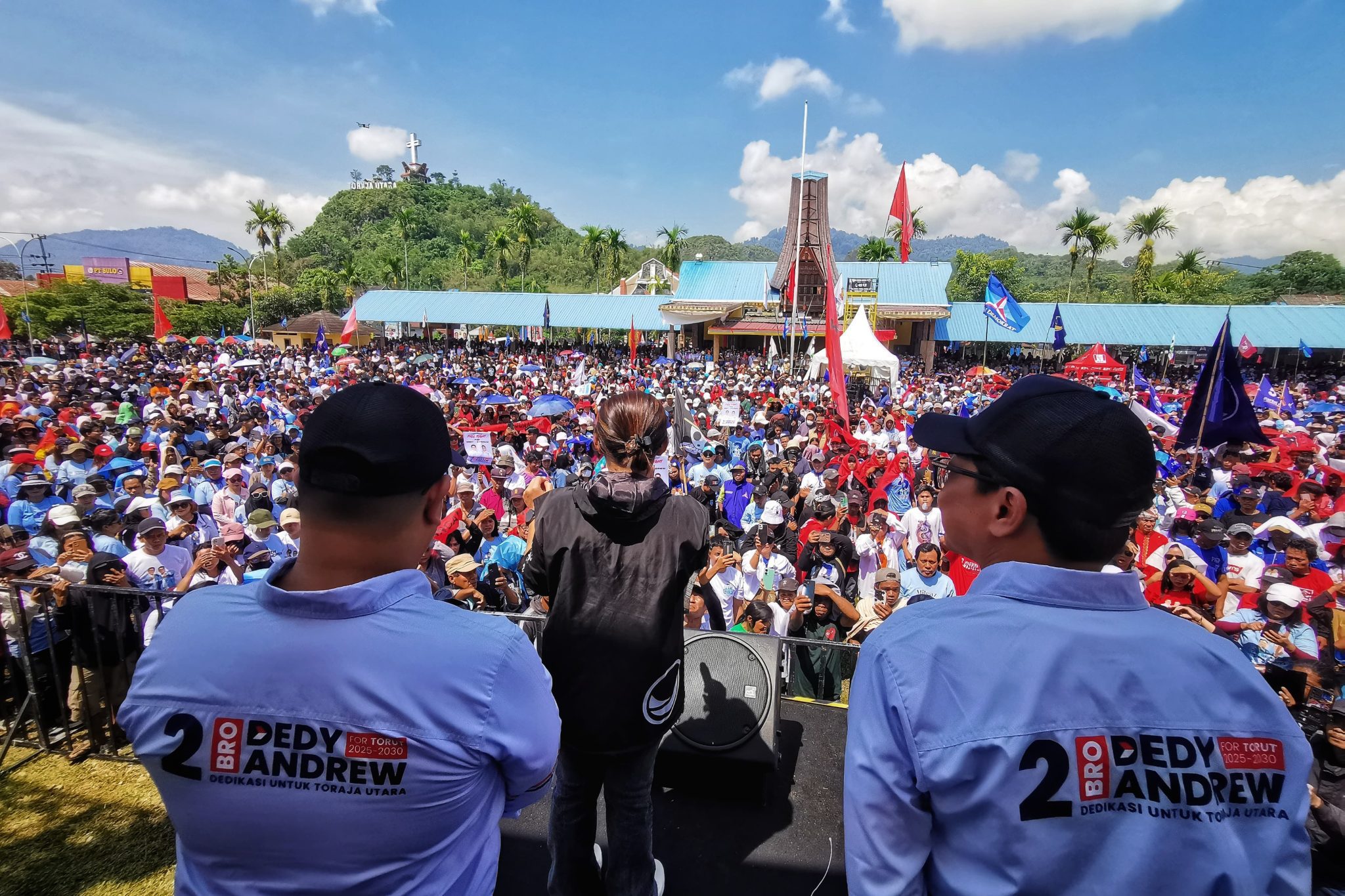 Orasi Politik ESR Bakar Semangat Ribuan Pendukung Dedy-Andrew Di Kampanye Akbar
