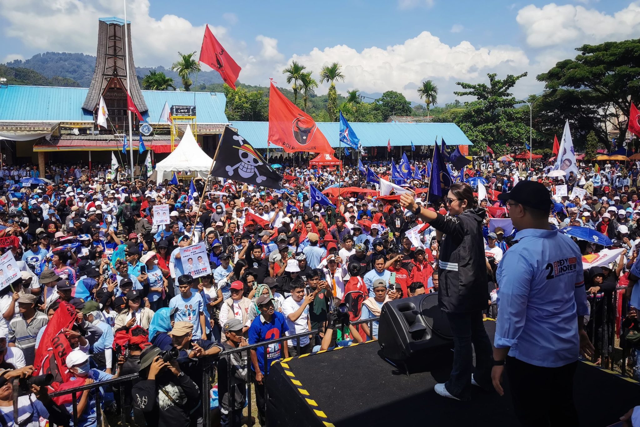 Orasi Politik ESR Bakar Semangat Ribuan Pendukung Dedy-Andrew Di Kampanye Akbar