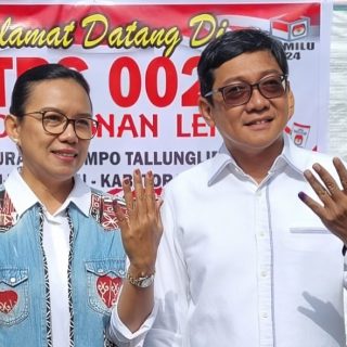 Bersama Istri, Dedy Palimbong Coblos di TPS 2 Tongkonan Lepe