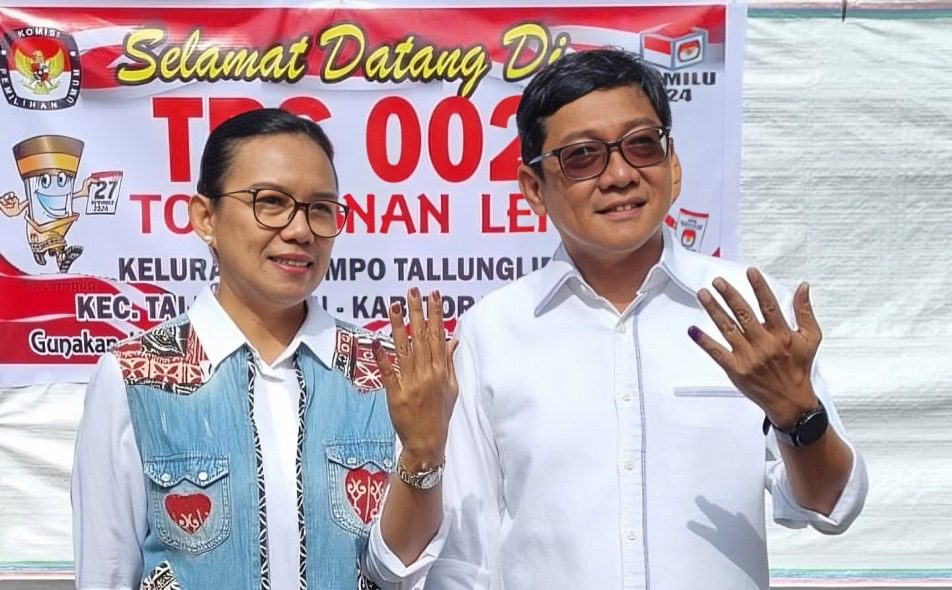 Bersama Istri, Dedy Palimbong Coblos di TPS 2 Tongkonan Lepe