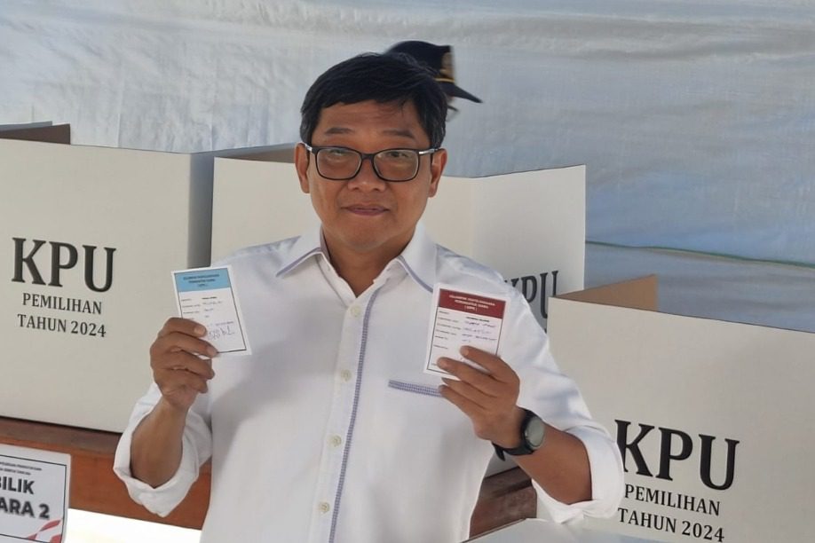 Bersama Istri, Dedy Palimbong Coblos di TPS 2 Tongkonan Lepe 2 Bersama Istri, Dedy Palimbong Coblos di TPS 2 Tongkonan Lepe