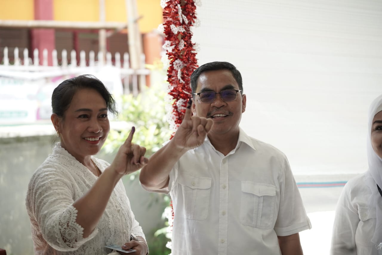 Ekspresi Ceria Zadrak dan Istri Usai Mencoblos di TPS 5 To’kaluku Makale