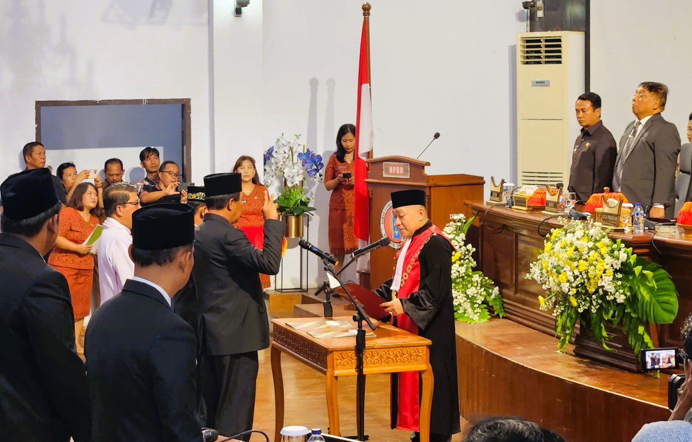 Dua Pimpinan Definitif DPRD Tana Toraja Periode 2024-2029 Dilantik