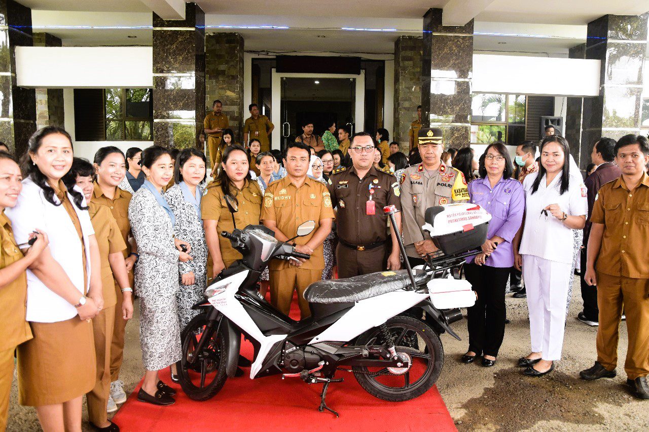 Momentum HKN 2024, Pemkab Tana Toraja Serahkan 7 Ambulans dan 27 Motor ke Puskesmas