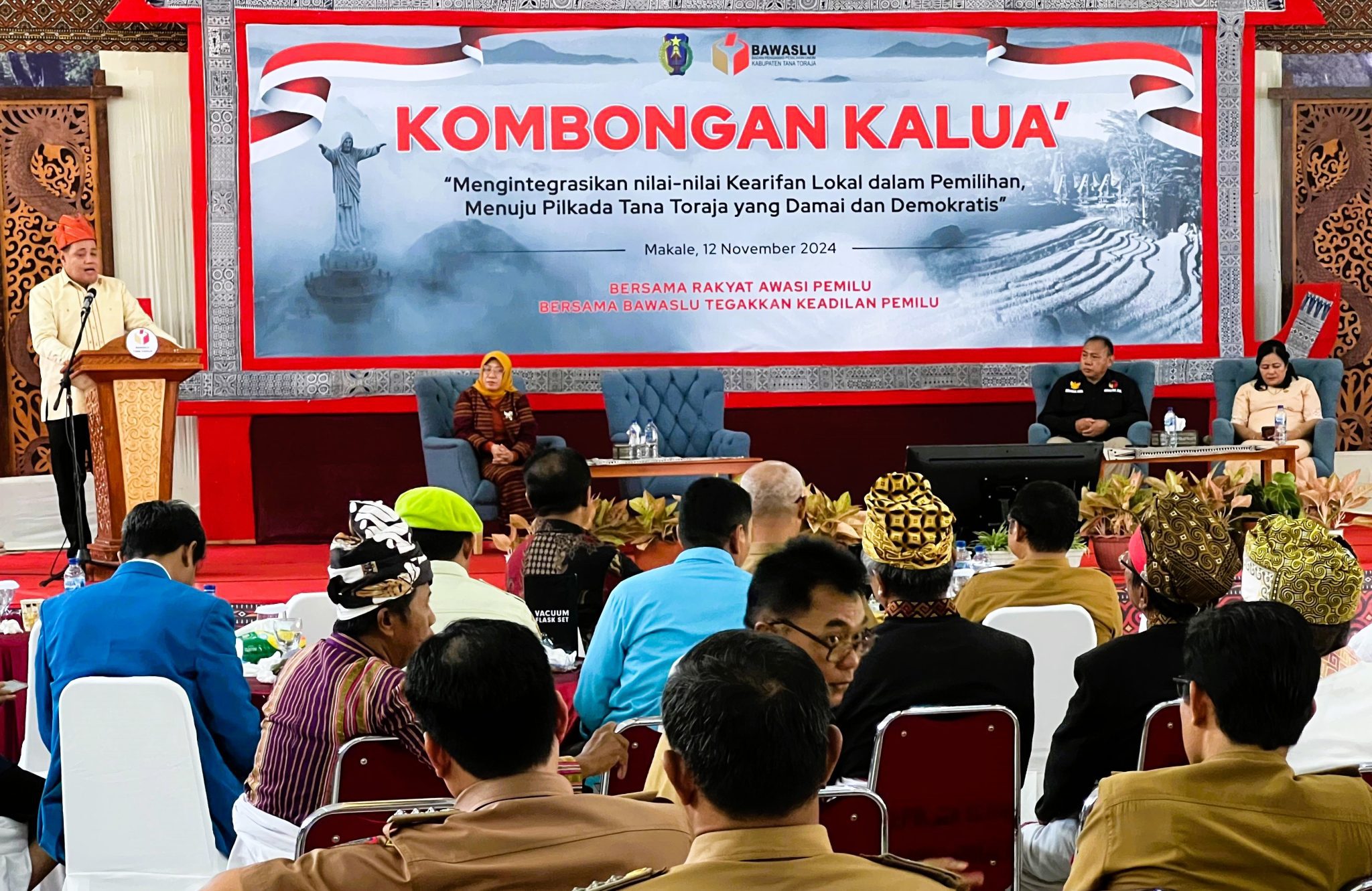 Bawaslu Tana Toraja Gelar Dialog Publik “Kombongan Kalua’” untuk Wujudkan Pilkada Damai dan Demokratis