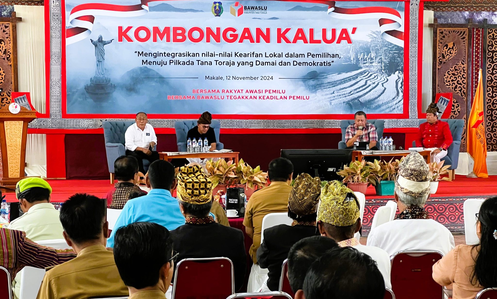 Bawaslu Tana Toraja Gelar Dialog Publik “Kombongan Kalua’” untuk Wujudkan Pilkada Damai dan Demokratis