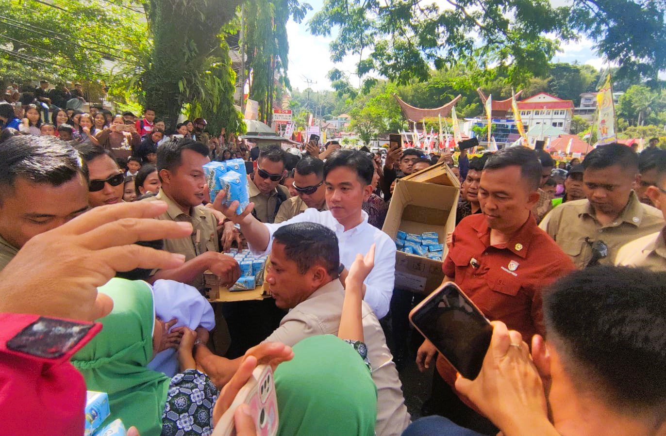 Laso’ Pindan Pulang Kampung, Bagikan Susu dan Alat Sekolah Gratis untuk Pelajar