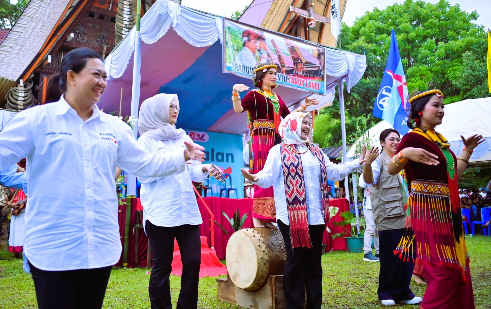 Fatmawati Rusdi Terima Gelar Kehormatan Banne Rara di Toraja Utara 3 Fatmawati Rusdi Terima Gelar Kehormatan Banne Rara di Toraja Utara