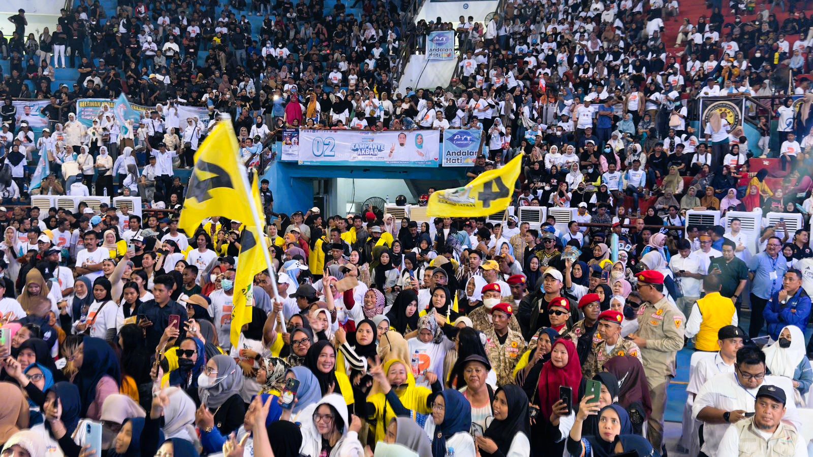 Hujan Tak Surutkan Semangat Pendukung Andalan Hati Padati GOR Sudiang