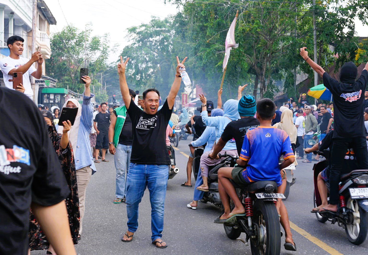 Ribuan Pendukung "Ucu-Iwan" Konvoi Kemenangan di Enrekang 1 Ribuan Pendukung “Ucu-Iwan” Konvoi Kemenangan di Enrekang