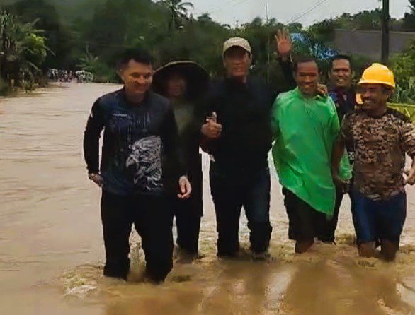 Pantau Kondisi Pertanian, Mentan Amran Terobos Banjir dan Longsor