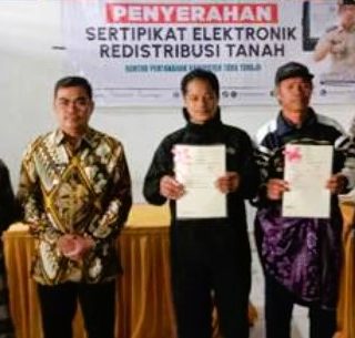Wakil Bupati Tana Toraja Serahkan Ratusan Sertifikat Elektronik di Lembang Parindingan