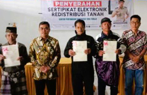 Wakil Bupati Tana Toraja Serahkan Ratusan Sertifikat Elektronik di Lembang Parindingan