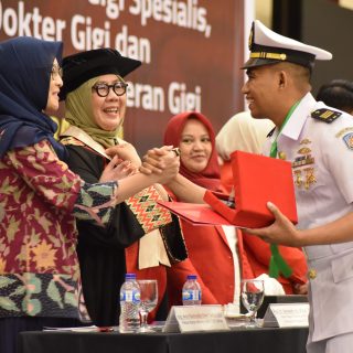 Putra Terbaik Muna Perwira TNI AL Raih Gelar Spesialis Bedah Mulut dan Maksilofasial Unhas