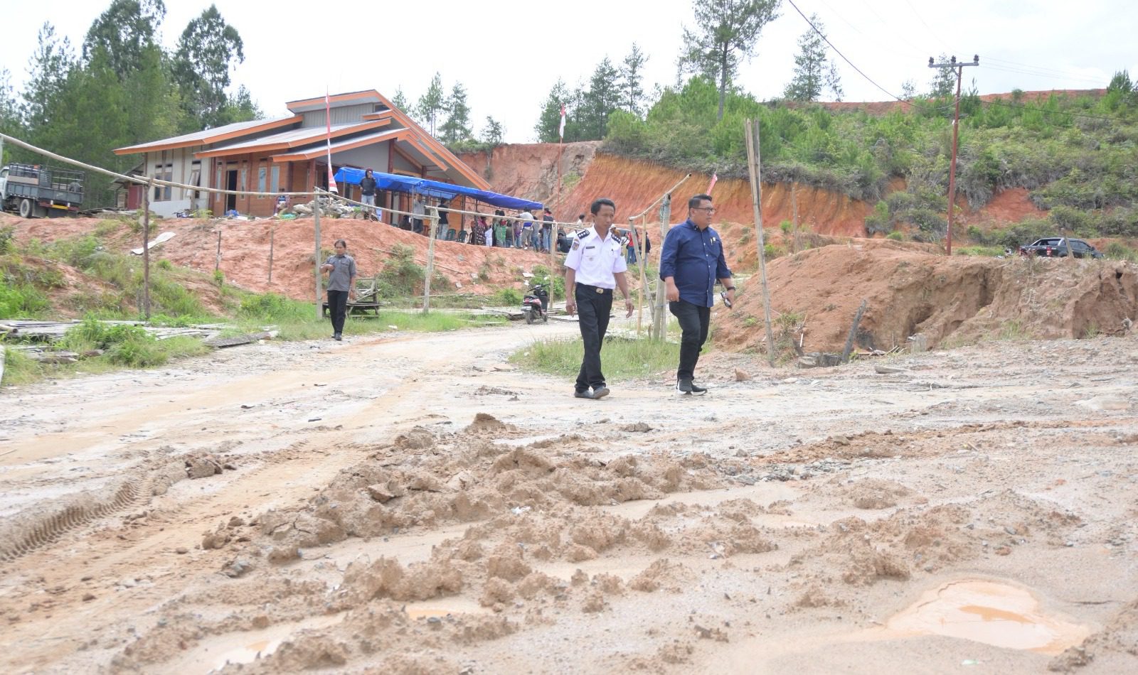 Usai Gelar Reses, Yosia Rinto Kadang Tinjau Jalan Poros Awan Rante Karua di Toraja Utara